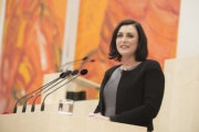 Am Rednerpult: Nationalratspräsidentin Elisabeth Köstinger (V)