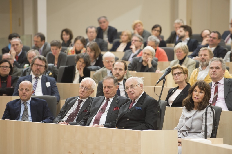 Erste Reihe von rechts: Vizepräsidentin VfGh Brigitte Bierlein, Nationalratspräsident a.D. Heinrich Neisser, Bundesminister a.D. Nikolaus Michalek, Präsident VfGh a.D. Ludwig Adamovich, Präsident VwGh a.D. Clemens Jabloner. Zweite Reihe: Parlamentsvizedirektorin Susanne Janistyn-Novák, Nationalratsabgeordneter Nikolaus Scherak (N)