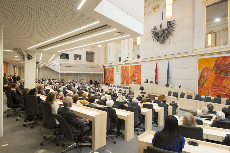 Blick Richtung VeranstaltungsteilnehmerInnen. Am Rednerpult: Univ.-Prof. Dr. Gerald Stourzh