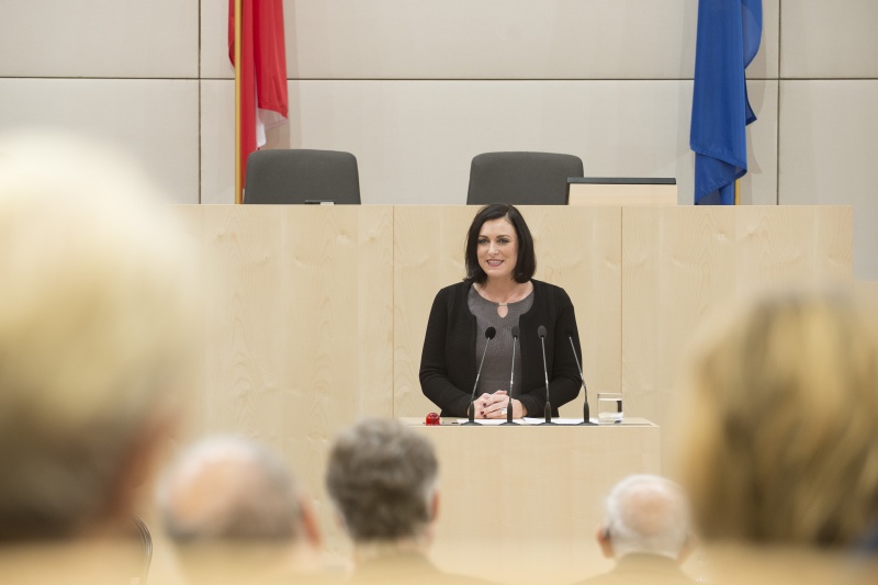 Am Rednerpult: Nationalratspräsidentin Elisabeth Köstinger (V)