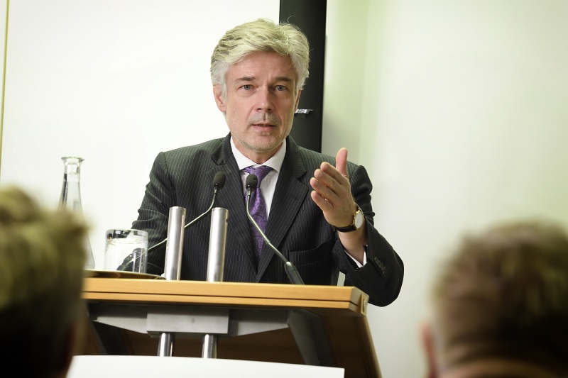 Parlamentsdirektor Harald Dossi bei der Begrüßung