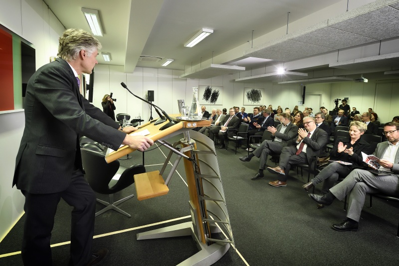 Parlamentsdirektor Harald Dossi bei der Begrüßung
