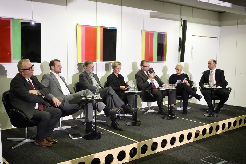 Am Podium von links: Christoph Matznetter, Generalsekretär NEOS Nikola Donig, Nationalratsabgeordneter Alfred Noll (P), Buchautorin Barbara Tóth, Nationalratsabgeordneter Hans-Jörg Jenewein (F), Heidi Glück, Thomas Hofer