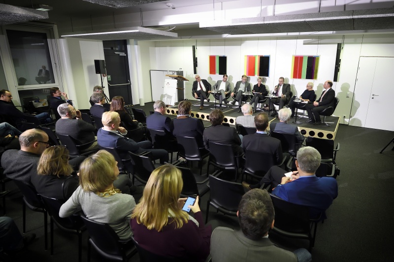 Am Podium von links: Christoph Matznetter, Generalsekretär NEOS Nikola Donig, Nationalratsabgeordneter Alfred Noll (P), Buchautorin Barbara Tóth, Nationalratsabgeordneter Hans-Jörg Jenewein (F), Heidi Glück, Thomas Hofer