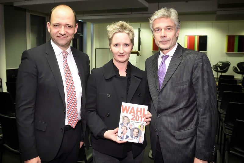 Von links: Thomas Hofer, Buchautorin Barbara Tóth, Parlamentsdirektor Harald Dossi