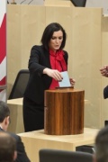 Landwirtschaftsministerin Elisabeth Köstinger (V) zur Stimmabgabe bei der Wahl des Nationalratspräsidenten