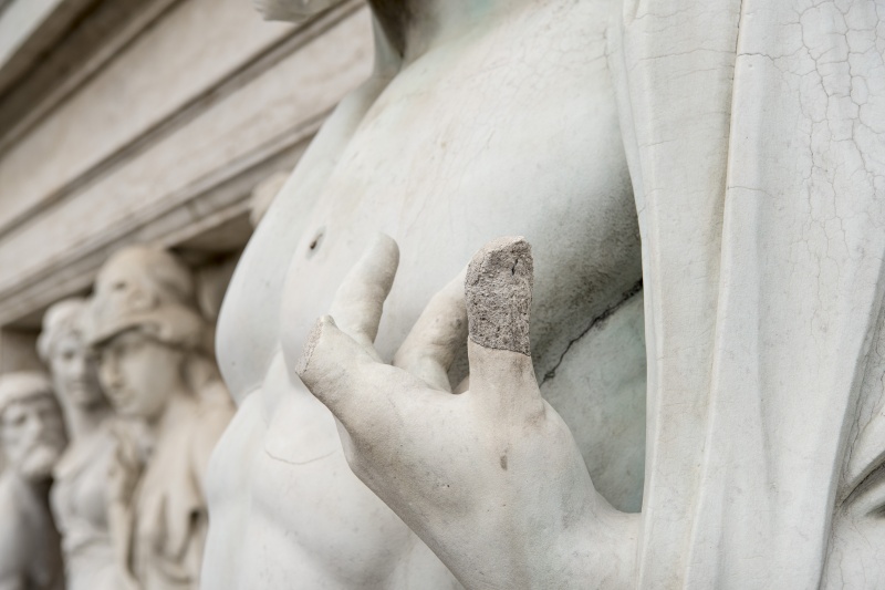 Abgebrochener Finger und schlecht restaurierter Daumen an einer Figur