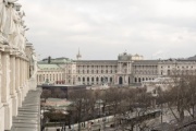 Figuren am Parlamentsdach - Blick Richtung Hofburg