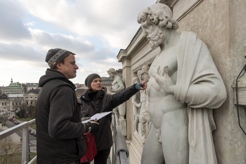 Kontrolle durch Restaurateure auf Schäden an den Figuren
