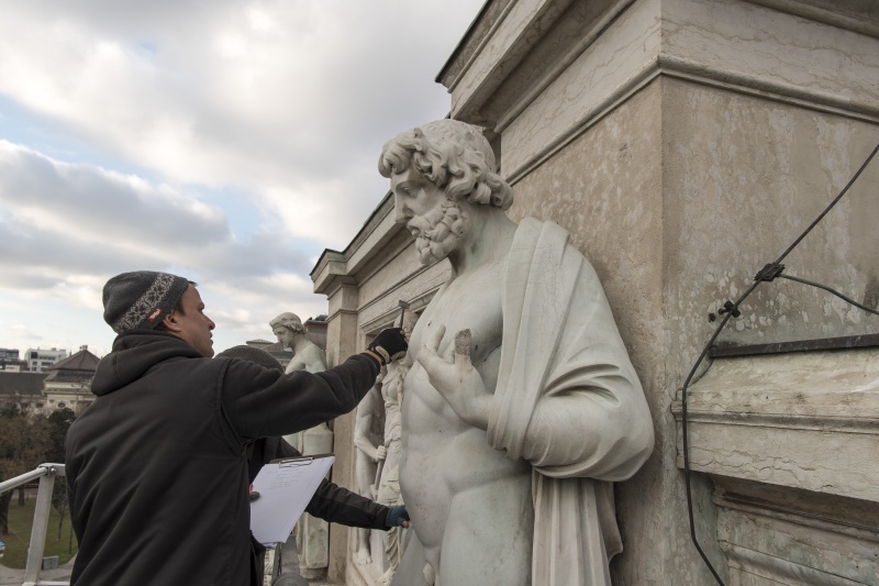 Abklopfen der Figuren auf lockere Teile