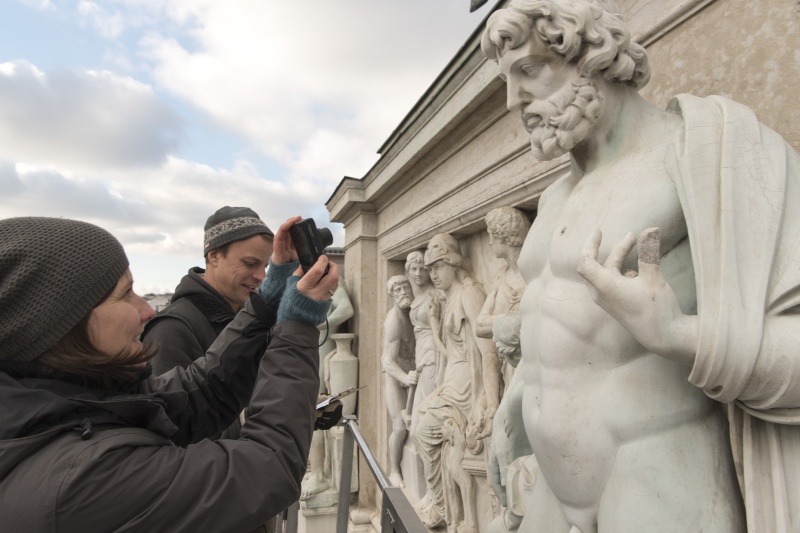 Restaurateure bei der Begutachtung der Figuren - Dokumentation der Figuren