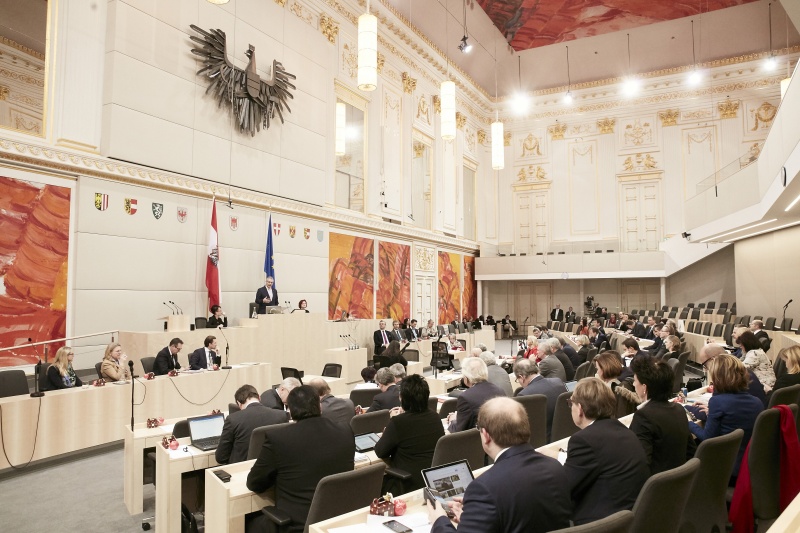 Abschiedsrede von Bundesratspräsident Edgar Mayer (V). Blick Richtung SitzungsteilnehmerInnen