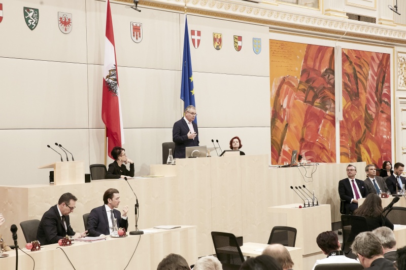 Abschiedsrede von Bundesratspräsident Edgar Mayer (V). Blick Richtung SitzungsteilnehmerInnen