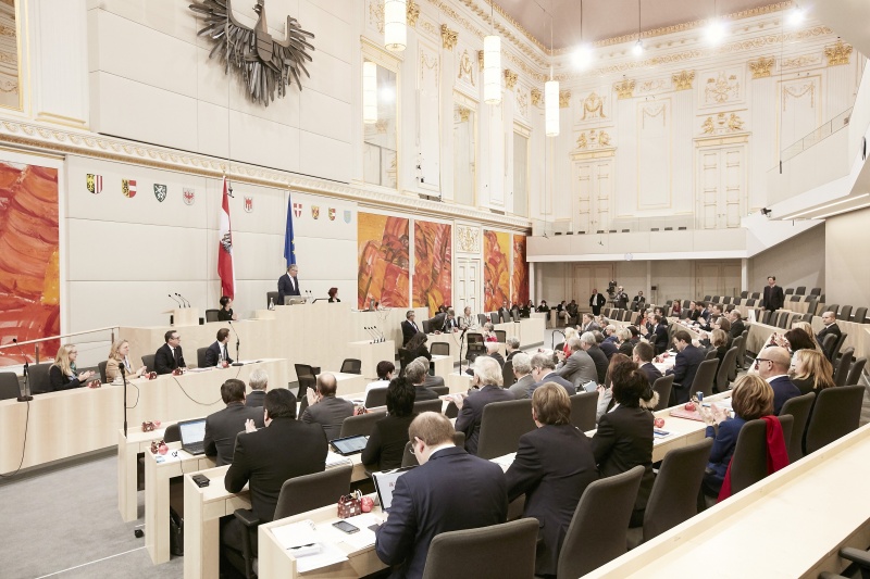 Abschiedsrede von Bundesratspräsident Edgar Mayer (V). Blick Richtung SitzungsteilnehmerInnen