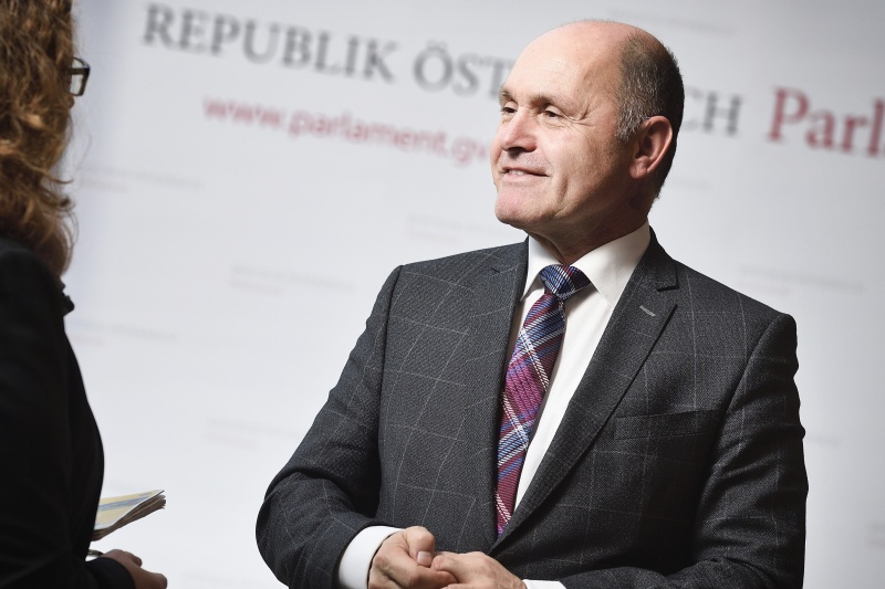 Nationalratspräsident Wolfgang Sobotka (V) im Gespräch mit einer Medienvertreterin