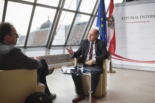 Nationalratspräsident Wolfgang Sobotka (V) im Gespräch mit einem Medienvertreter