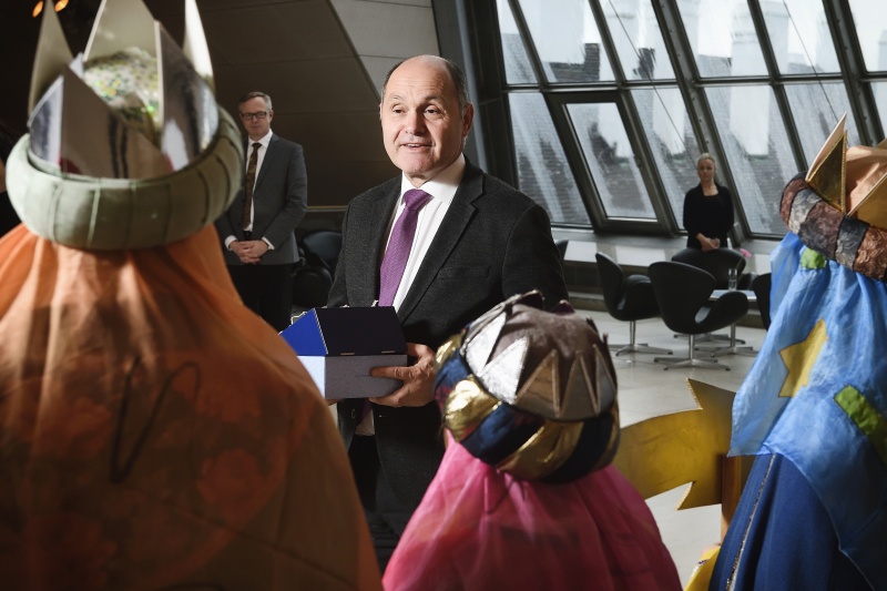 Nationalratspräsident Wolfgang Sobotka (V) mit den Sternsingern