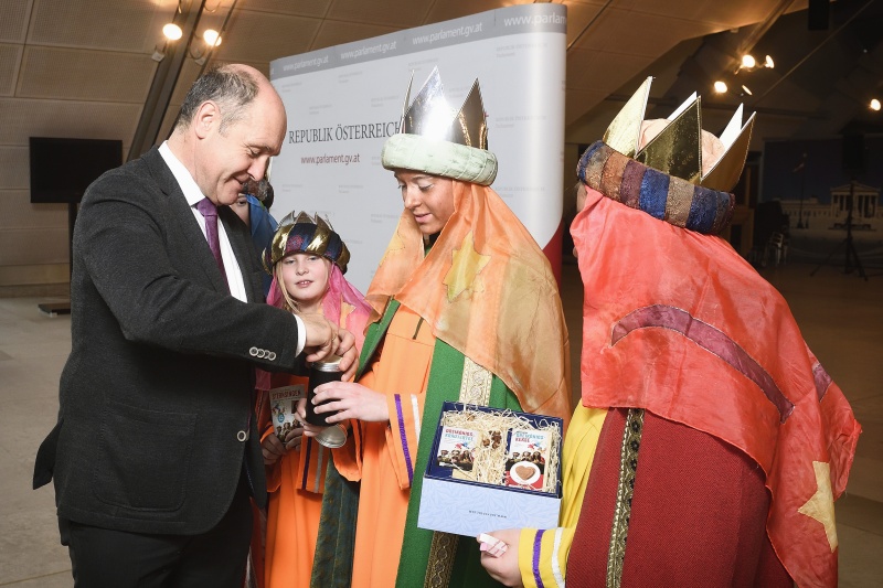 Nationalratspräsident Wolfgang Sobotka (V) mit den Sternsingern