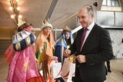 Nationalratspräsident Wolfgang Sobotka (V) überreicht den Sternsingern ein Kleines Geschenk