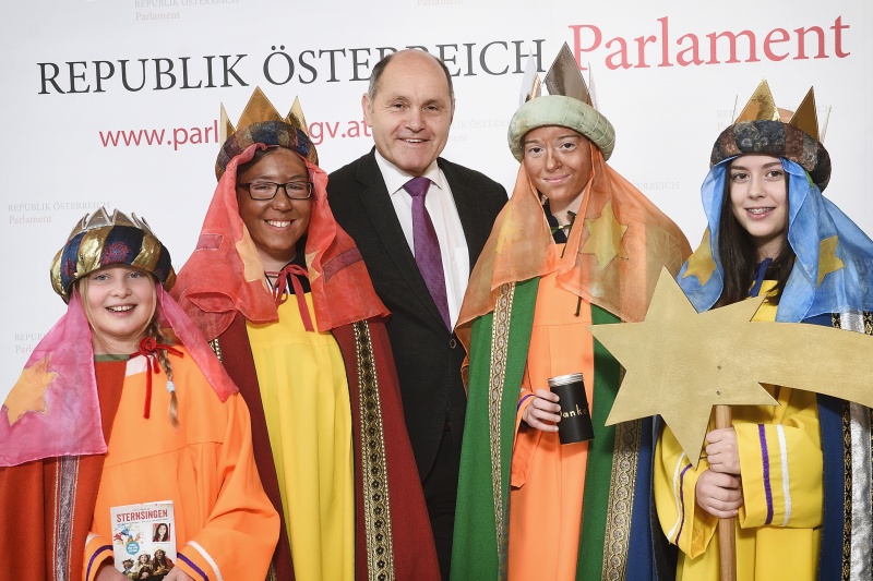 Nationalratspräsident Wolfgang Sobotka (V) mit den Sternsingern