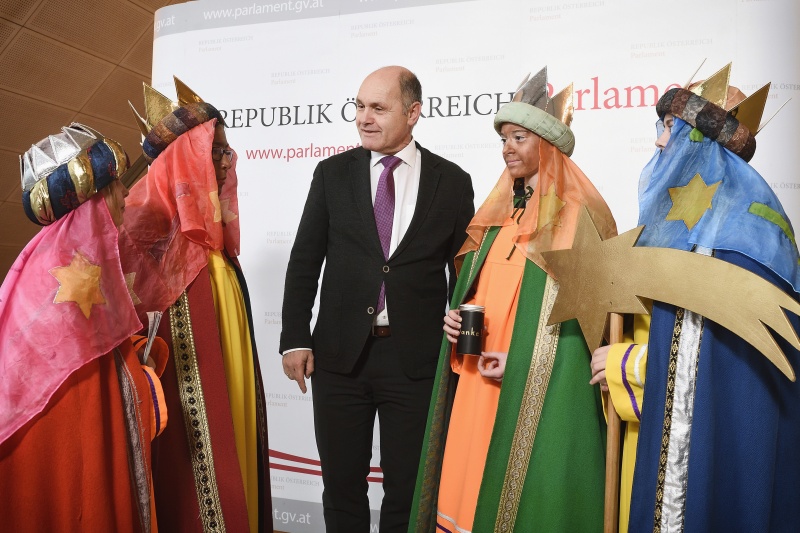 Nationalratspräsident Wolfgang Sobotka (V) mit den Sternsingern