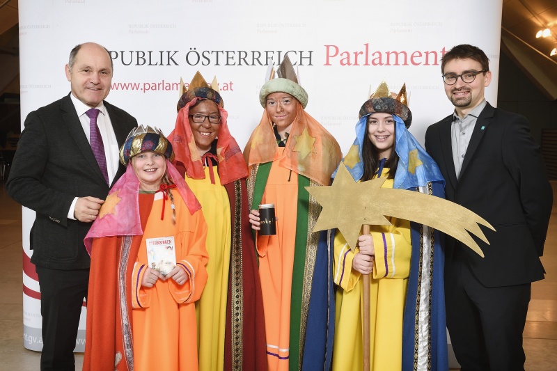 von links. Nationalratspräsident Wolfgang Sobotka (V) mit den Sternsingern, rechts im Bild der Geschäftsführer der Dreikönigsaktion Jakob Wieser