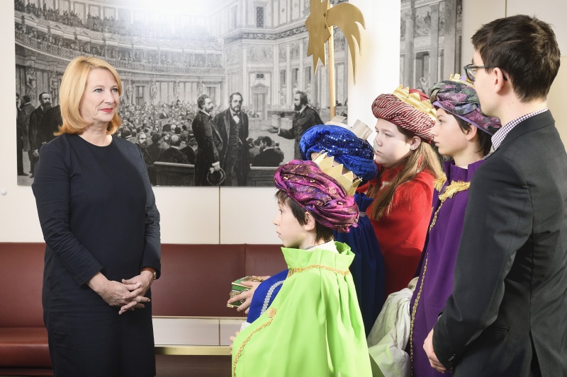 Zweite Nationalratspräsidentin Doris Bures (S)) mit den Sternsingern