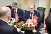Aussprache: Österreichische Delegation von links:  Parlamentsdirektor Harald Dossi und Nationalratspräsident Wolfgang Sobotka (V)