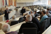 Bundesratspräsident Reinhard Todt (S) im Gespräch mit den Teilnehmern der Pensionistengruppe Rabensberg