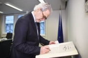 EU-Kommissar Christos Stylianides beim Eintrag ins Gästebuch