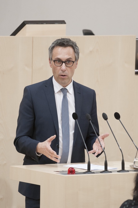 Am Rednerpult: Nationalratsabgeordneter Georg Strasser (V)