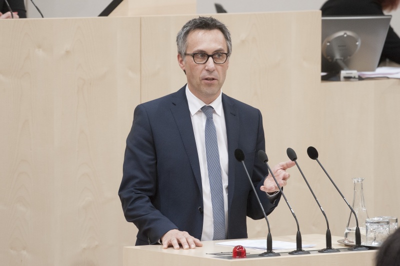 Am Rednerpult: Nationalratsabgeordneter Georg Strasser (V)