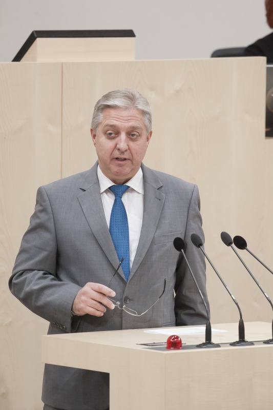 Am Rednerpult: Nationalratsabgeordneter Werner Herbert (F)