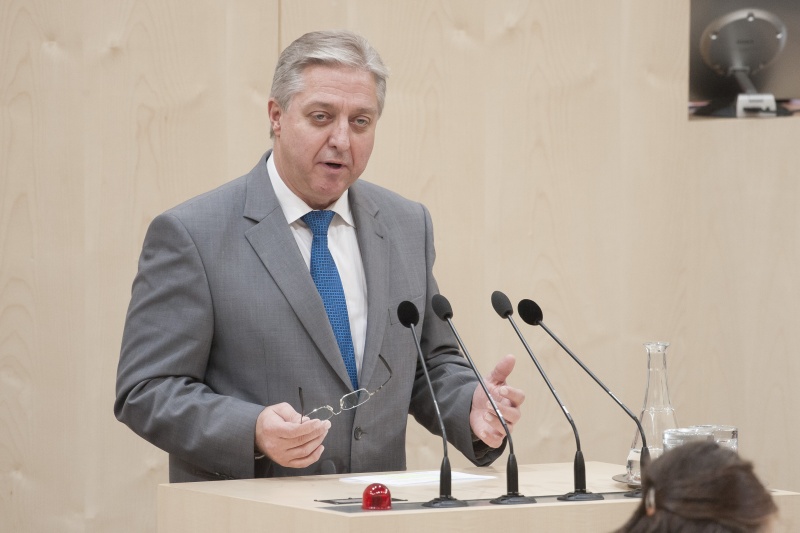 Am Rednerpult: Nationalratsabgeordneter Werner Herbert (F)