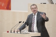Am Rednerpult: Nationalratsabgeordneter Hans-Jörg Jenewein (F)
