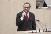 Am Rednerpult: Nationalratsabgeordneter Josef Schellhorn (N)