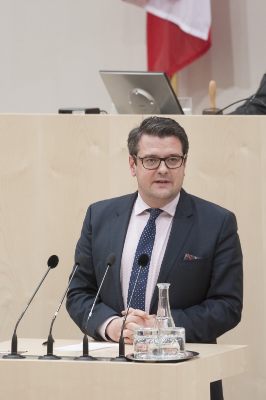 Am Rednerpult: Nationalratsabgeordneter Wendelin Mölzer (F)
