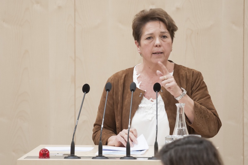 Am Rednerpult: Nationalratsabgeordnete Angela Lueger (S)