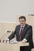 Am Rednerpult: Nationalratsabgeordneter Gerhard Deimek (F)