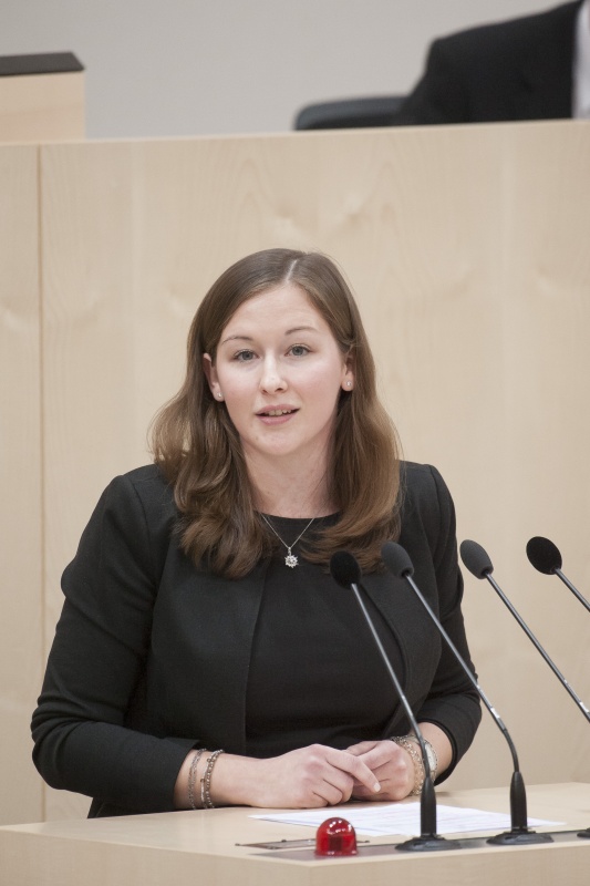Am Rednerpult: Nationalratsabgeordnete Claudia Plakolm (V)