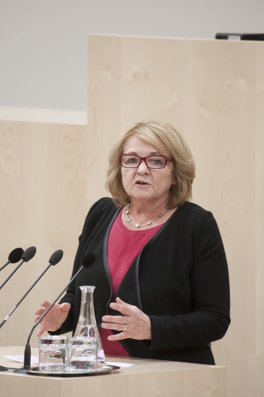 Am Rednerpult: Nationalratsabgeordnete Ruth Becher (S)