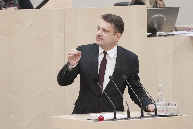 Am Rednerpult: Nationalratsabgeordneter Klaus Fürlinger (V)