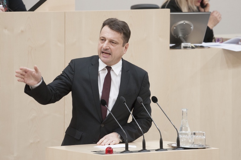 Am Rednerpult: Nationalratsabgeordneter Klaus Fürlinger (V)