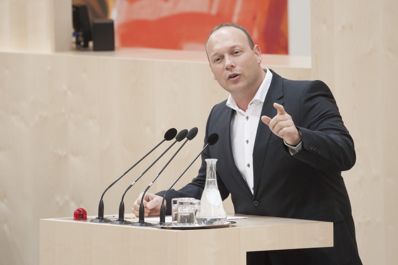 Am Rednerpult: Nationalratsabgeordneter Christian Höbart (F)