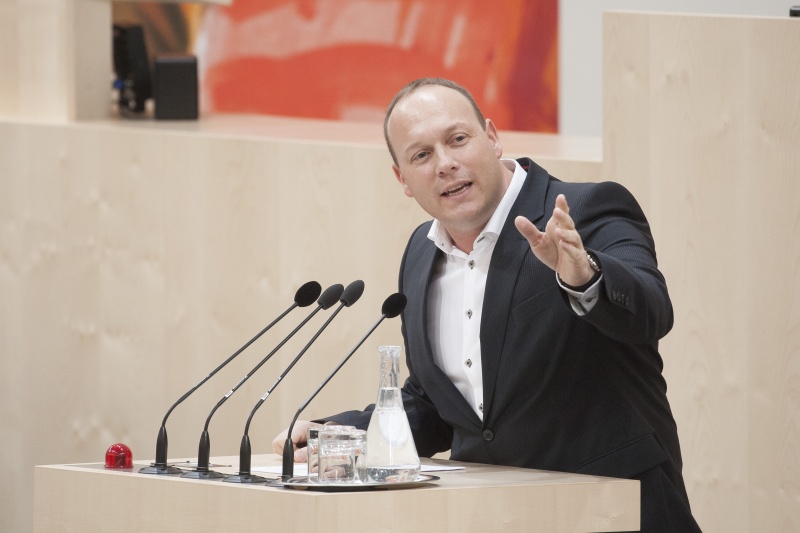 Am Rednerpult: Nationalratsabgeordneter Christian Höbart (F)