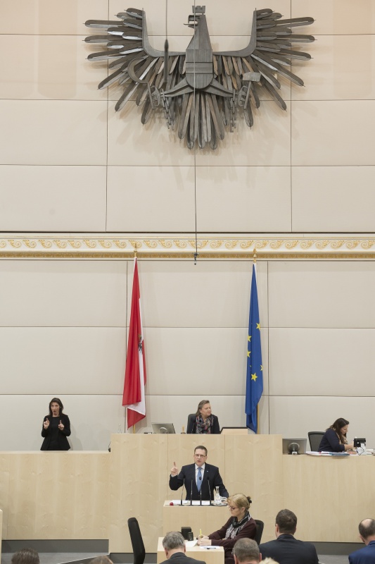 Am Rednerpult: Klubobmann August Wöginger (V). Am Präsidium: Nationalratspräsidentin Anneliese Kitzmüller (F)