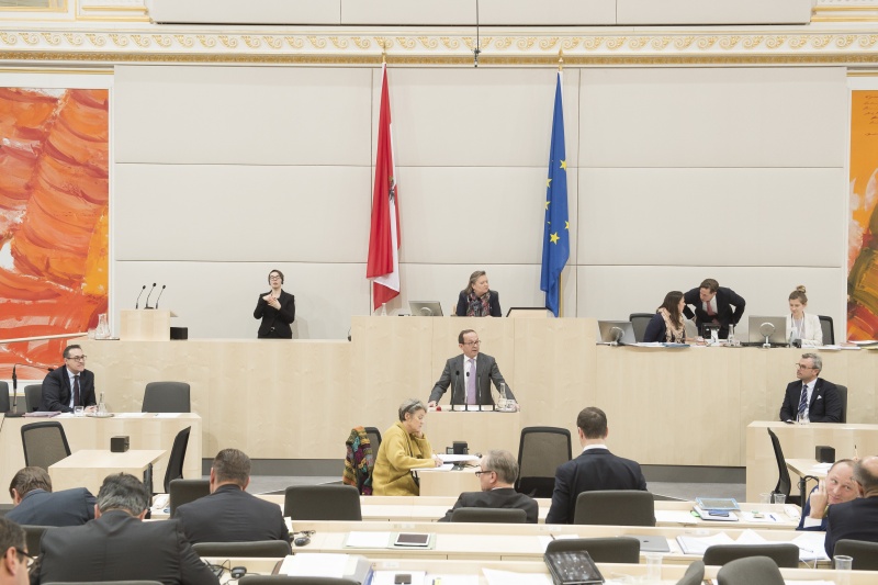 Am Rednerpult: Nationalratsabgeordneter Peter Haubner (V). Am Präsidium: Nationalratspräsidentin Anneliese Kitzmüller (F). Auf der Regierungsbank von rechts: Infrastrukturminister Norbert Hofer (F), Vizekanzler Heinz-Christian Strache (F)