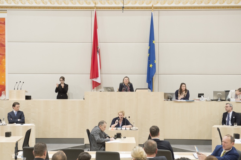 Am Rednerpult: Nationalratsabgeordnete Barbara Krenn (V). Am Präsidium: Nationalratspräsidentin Anneliese Kitzmüller (F). Auf der Regierungsbank von rechts: Infrastrukturminister Norbert Hofer (F), Bundeskanzler Sebastian Kurz (V)