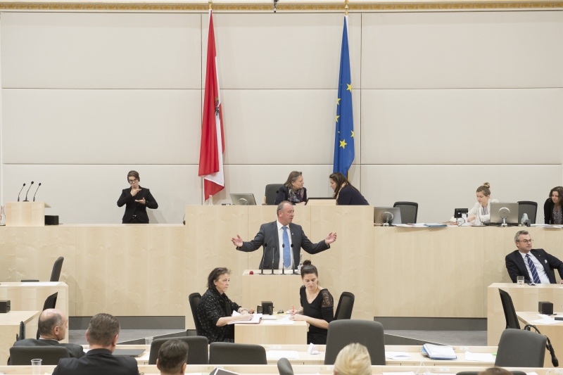 Am Rednerpult: Nationalratsabgeordneter Wolfgang Zanger (F). Am Präsidium: Nationalratspräsidentin Anneliese Kitzmüller (F). Auf der Regierungsbank von rechts: Infrastrukturminister Norbert Hofer (F)