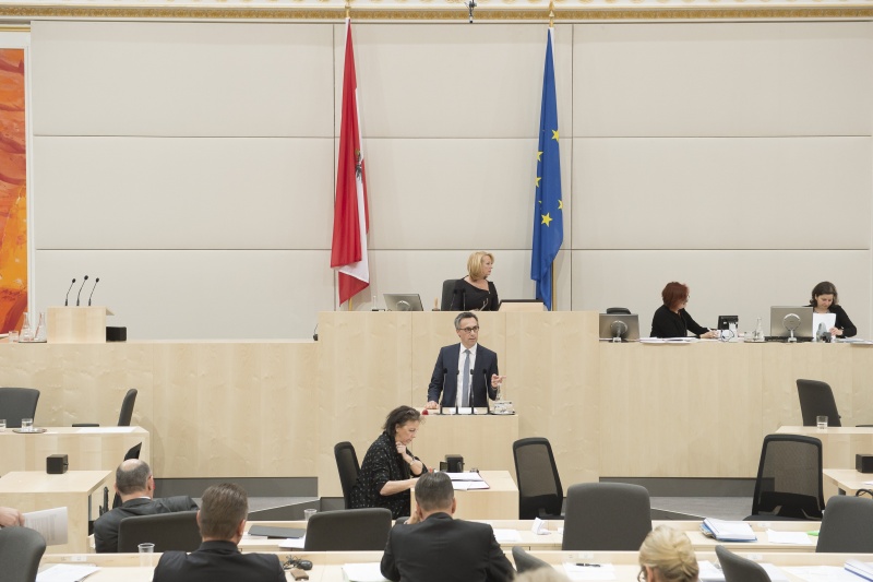 Am Rednerpult: Nationalratsabgeordneter Georg Strasser (V). Am Präsidium: Nationalratspräsidentin Doris Bures (S)